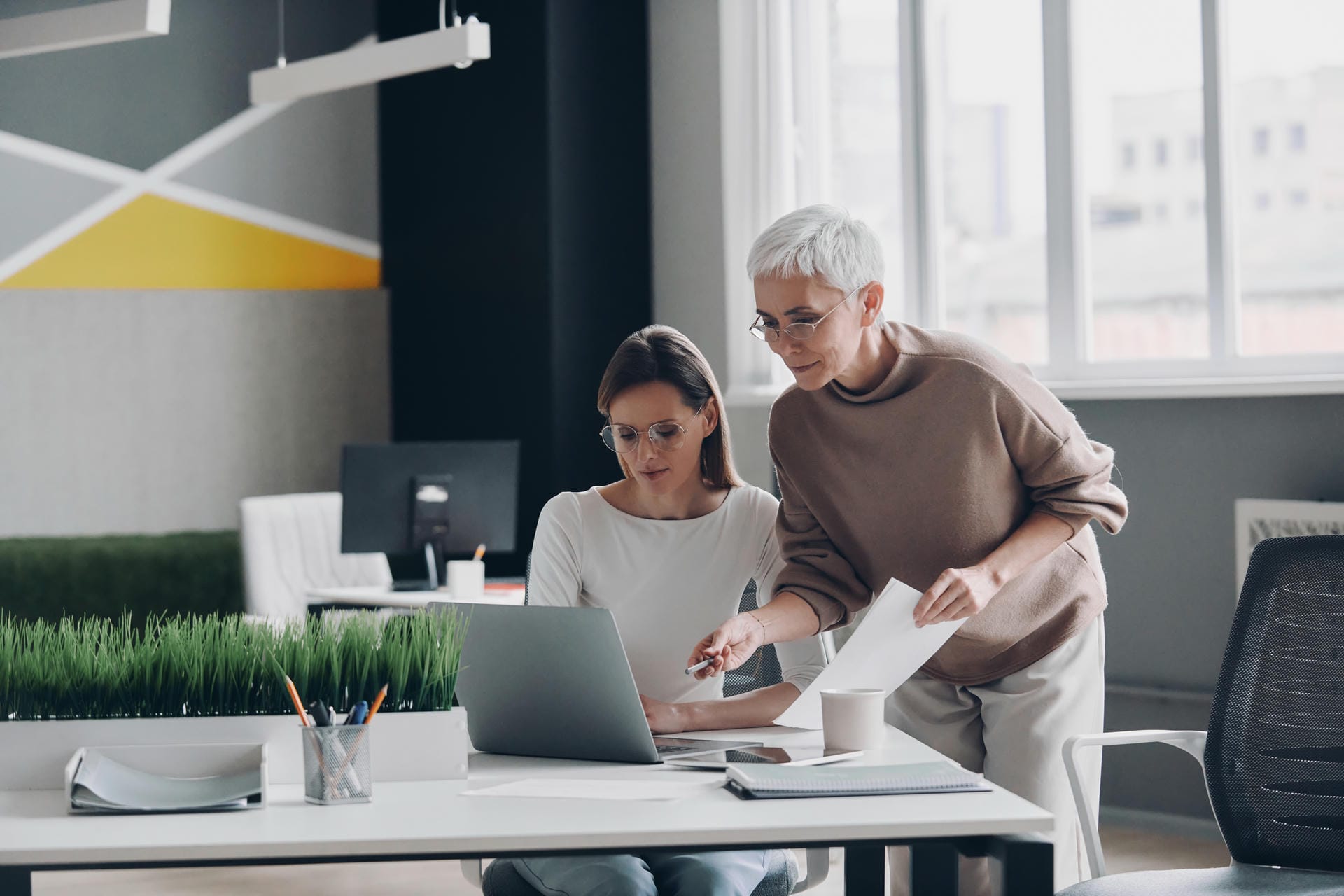 Senior consultant mentoring a junior colleague